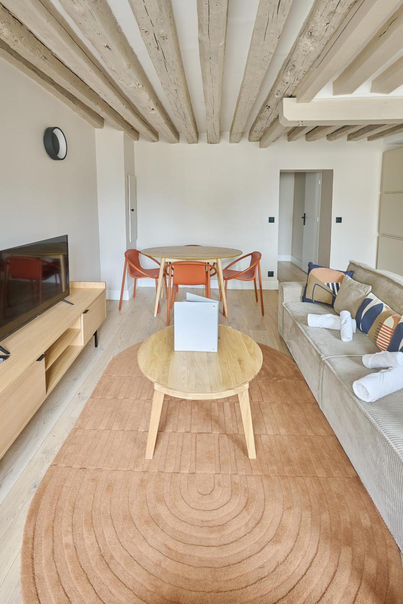 42.typical Parisian Flat#4pers#le Marais#beaubourg Apartment