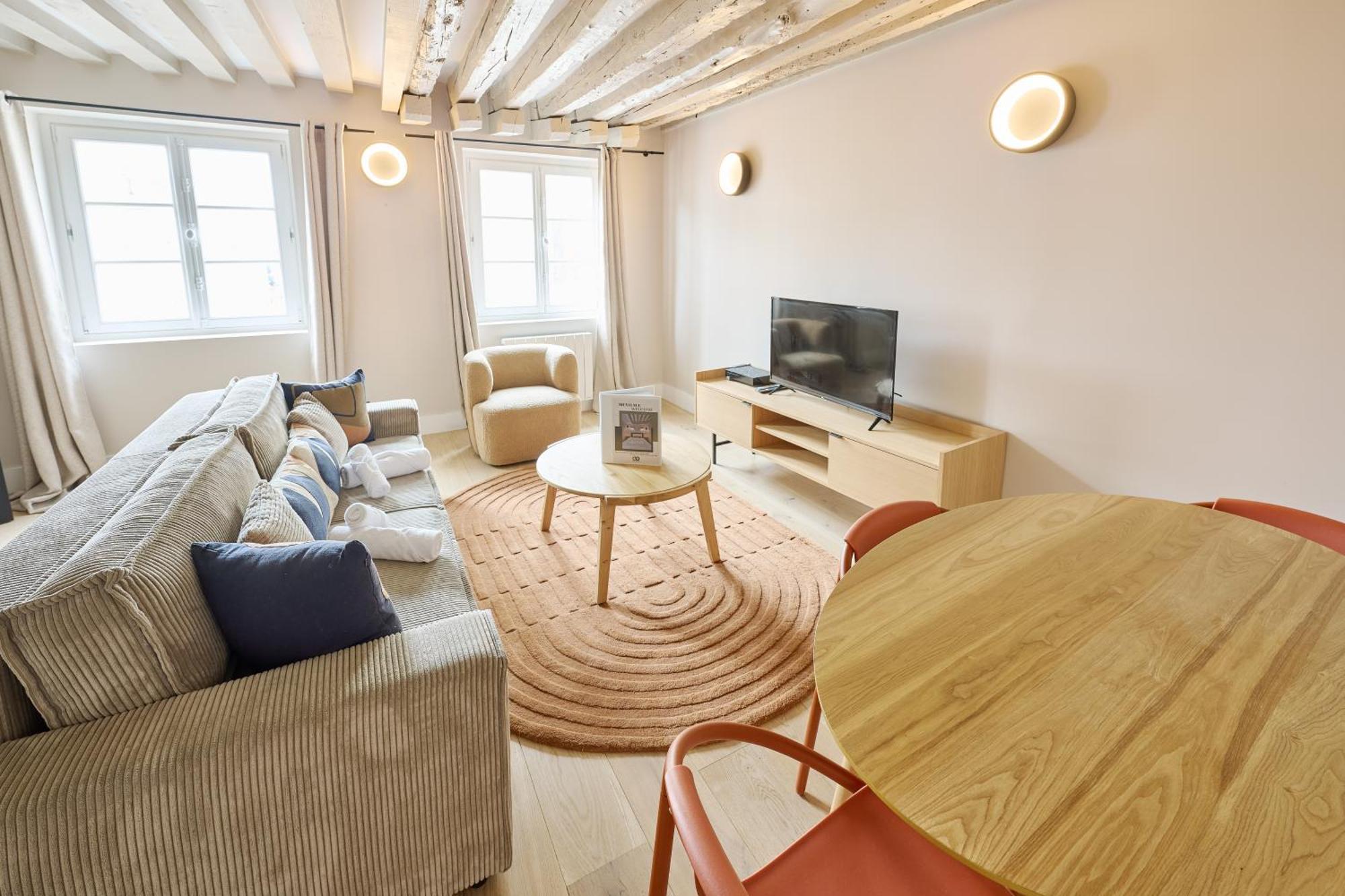 42.typical Parisian Flat#4pers#le Marais#beaubourg Apartment